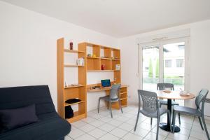 Appart'hotels Sejours & Affaires Annecy Le Pont Neuf : Appartement