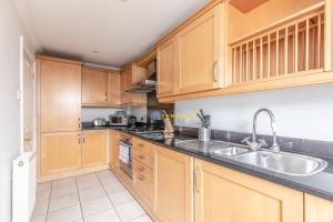 PERFECT SPOT IN CENTRAL WINDSOR & FREE PARKING!