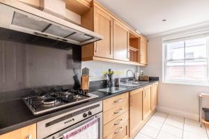 PERFECT SPOT IN CENTRAL WINDSOR & FREE PARKING!