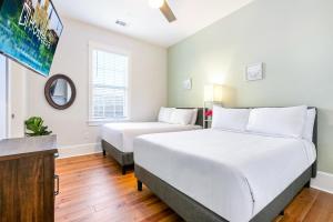 Hosteeva Chic Urban Retreat w Pool Steps to St Charles Ave and Near Bourbon St
