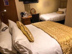 Standard Triple Room room in The Blue Bell Crookham