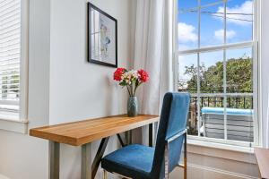 Hosteeva Amazing 4 BR Modern Condo with Balcony Near Frnch Quarter