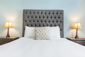 Hosteeva Amazing 4 BR Modern Condo with Balcony Near Frnch Quarter