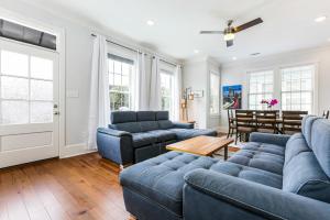 Hosteeva Brand New Condo with a Pool Steps to St Charles Ave