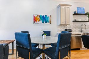 Modern 5 BR Condo - Large Pool - Near Everything