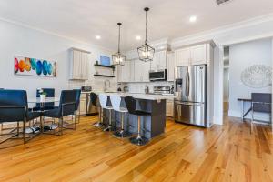 Modern 5 BR Condo - Large Pool - Near Everything