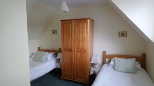 Twin Room with Shared Bathroom room in Auld Cross Keys Inn