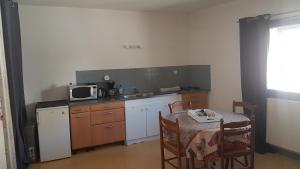 Appart simple entier 1 ch à ch-gontier 1er ou 2eme étage