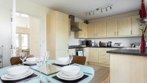 Shore Thing - Stylish Townhouse with Sea Glimpses and Large Garden