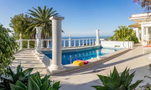 Relaxing villa Heated pool Luxurious views Massage