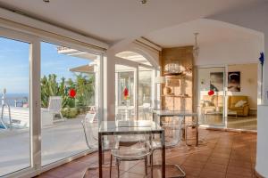 Relaxing villa Heated pool Luxurious views Massage