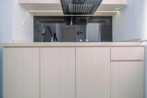 Comfy and Minimalist 1BR Patraland Urbano Apartment near Bekasi Station By Travelio