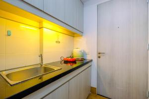 Modern Style Studio Apartment at Azalea Suites with City View By Travelio