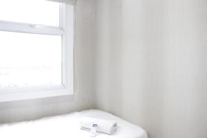 Simply Homey 2BR Apartment Parahyangan Residence By Travelio