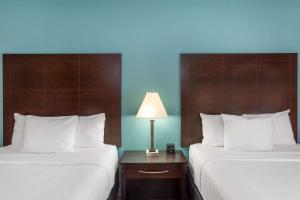 Queen Room with Two Queen Beds and Mobility/Hearing Access - Non-Smoking room in La Quinta by Wyndham Sebring