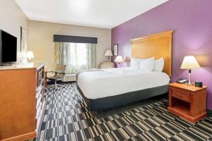 Deluxe King Room room in La Quinta by Wyndham Ada