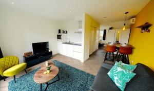 Sunny 45m2 Penthouse with Balcony and Terrace - R65C