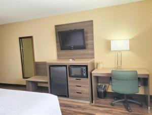 King Room - Disability Access/Non-Smoking room in Baymont by Wyndham Santa Fe