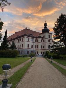 Zámek Lnáře