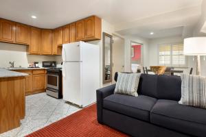 One-Bedroom Suite room in Ramada by Wyndham Oakland Downtown City Center