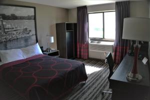 Queen Room - Non-Smoking room in Super 8 by Wyndham Spirit Lake/Okoboji