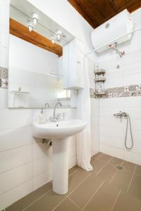 Serenity View - traditional village apartment