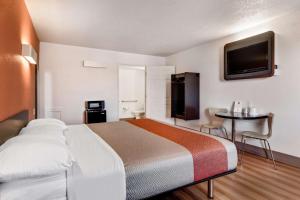 Deluxe King Room - Non-Smoking room in Motel 6-Youngstown, OH