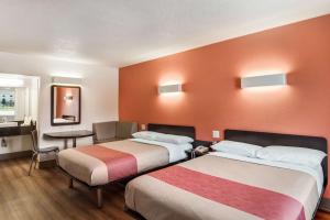 Deluxe Quadruple Room - Non-Smoking room in Motel 6-Youngstown OH
