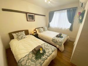 空港から車で15分 国際通りやパルコシティへは10分 アメリカンビレッジまでは20分 最大で8名まで泊まれる一軒家