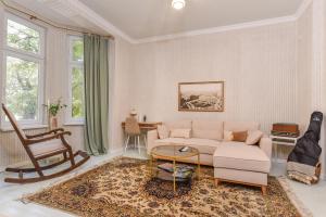 Spacious vintage 2BR, 2bath apartment by Flat Mаnager