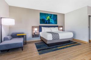 King Room with Mobility/Hearing Impaired Access - Non-Smoking room in La Quinta Inn & Suites by Wyndham Galveston