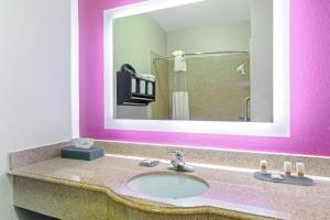 King Suite - Non-Smoking room in La Quinta Inn & Suites by Wyndham Winnie