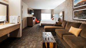 King Room with Roll-In Shower - Disability Access room in Best Western Plus CottonTree Inn