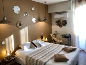 Hotels A La Voile Blanche : photos des chambres