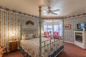 Deluxe Suite room in Apples Bed and Breakfast Inn