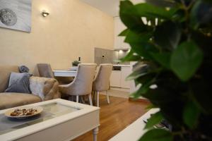 Tesla 70 Apartment with secure parking In the garage