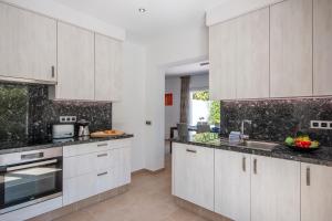 Mercedes by Aguilarent