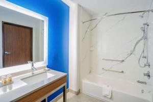 King Room - Non-Smoking room in La Quinta Inn & Suites by Wyndham Katy