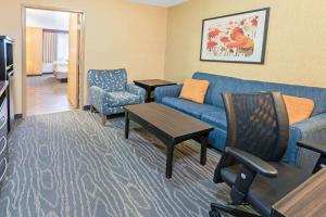 One-Bedroom King Suite - Non-Smoking room in La Quinta by Wyndham Logan