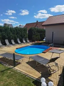 Ferienhäuser mit Pool - ريفال