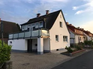 Ferienwohnung „Im Kleinen Löök“ - DG - 2 Zimmer - Balkon - Boxspringbett - 2 TV - Stemmen