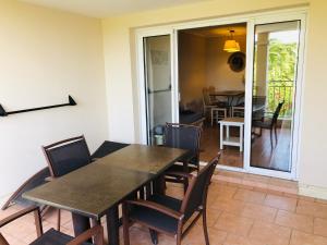 Appartement de standing face à la baie de St-Tropez, vue mer, jardin et piscine.