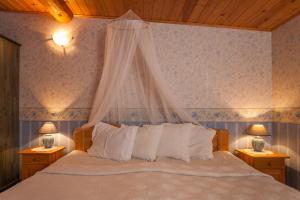 Large Double or Twin Room room in Västriku Holiday Home