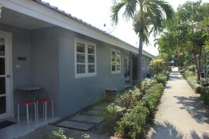 1715 House - White Rhino