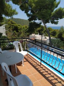 Lions 2 Studios & Apartments, Poros Island.