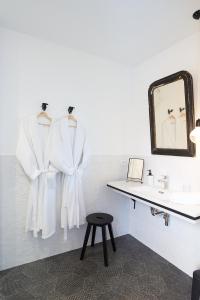 B&B / Chambres d'hotes Maison 1634 - Climatisation, piscine, parking, centre ville, petit-dejeuner compris : Chambre Lit King-Size