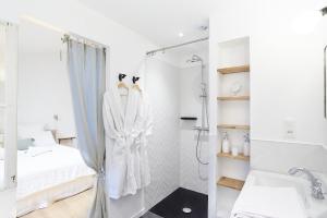 B&B / Chambres d'hotes Maison 1634 - Climatisation, piscine, parking, centre ville, petit-dejeuner compris : photos des chambres