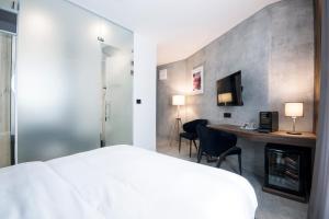Special Offer - Double Room with Round Airport Transfer room in The Location Hotel