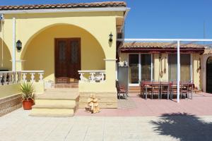 Casa Mari - fabulous semi-detached villa with swimming pool, tennis court and huge gardens