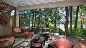 Willow Suite - Lakeside Retreat - Goldstream Station